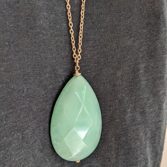 Pale green stone pendant necklace on gold chain - Picture 2 of 3